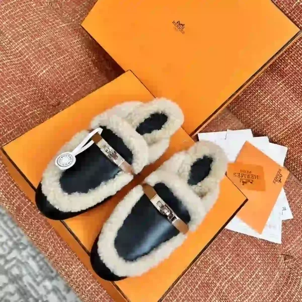 Hermès Goatskin Woolskin Womens Shearling Mules & Clogs Sandal